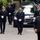 Un corbillard transporte le cercueil du défunt créateur de mode italien Giorgio Armani lors des funérailles privées lundi à l'église San Martino dans le petit village de Rivalta, près de Plaisance, en Italie. KEYSTONE/EPA/RAFFAELE RASTELLI